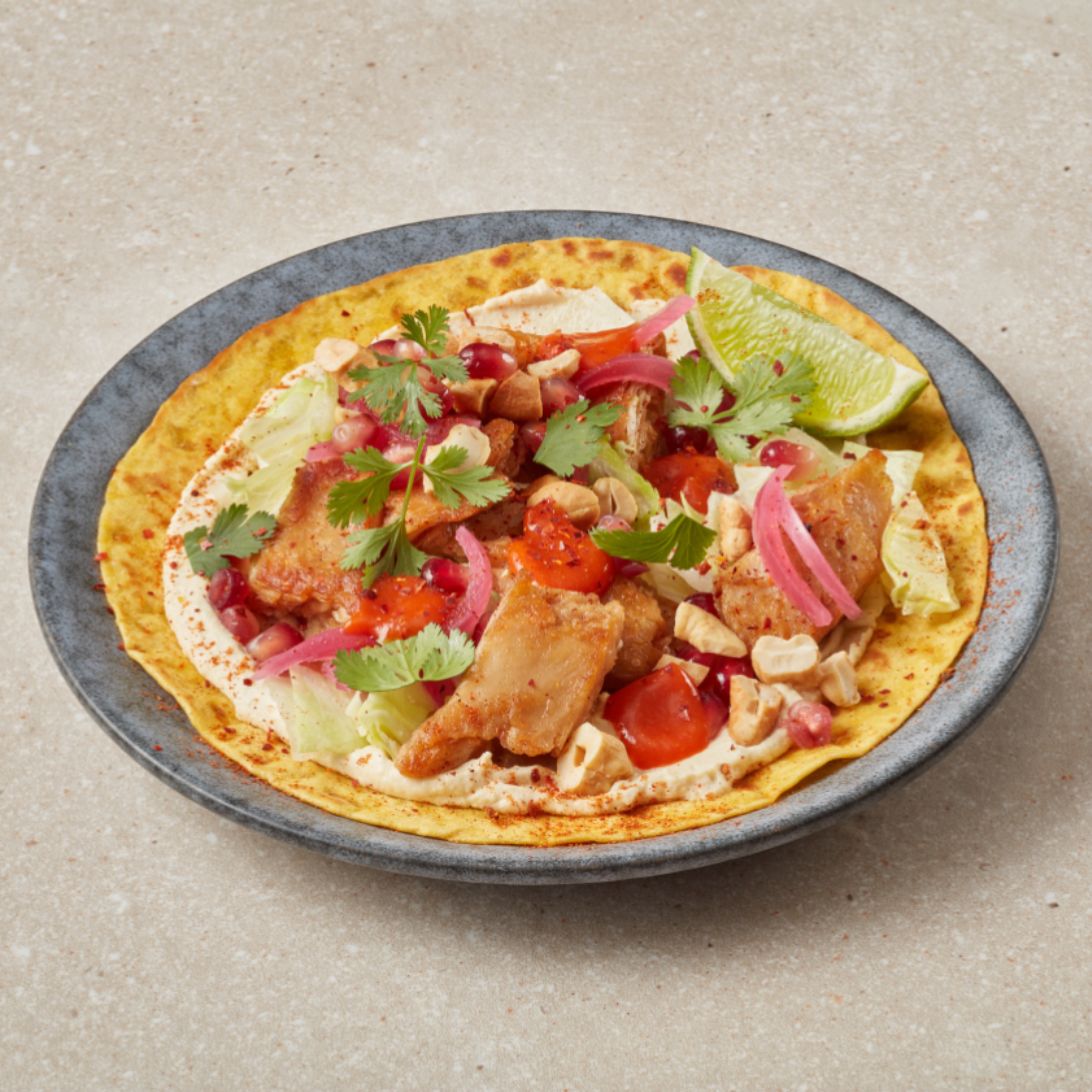 Wrap met kipstuckjes, hummus en pittige paprika saus